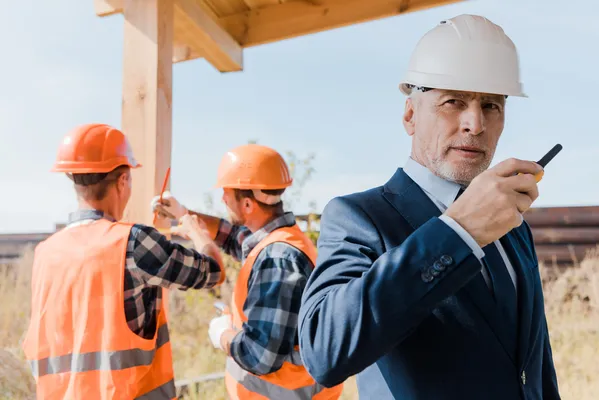 Un supervisor de obra coordina a su equipo enseñando ¿Qué hace un supervisor de obra?