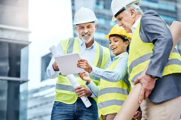 Un equipo de supervisores de obra utilizan una tablet para enseñar ¿Qué hace un supervisor de obra?