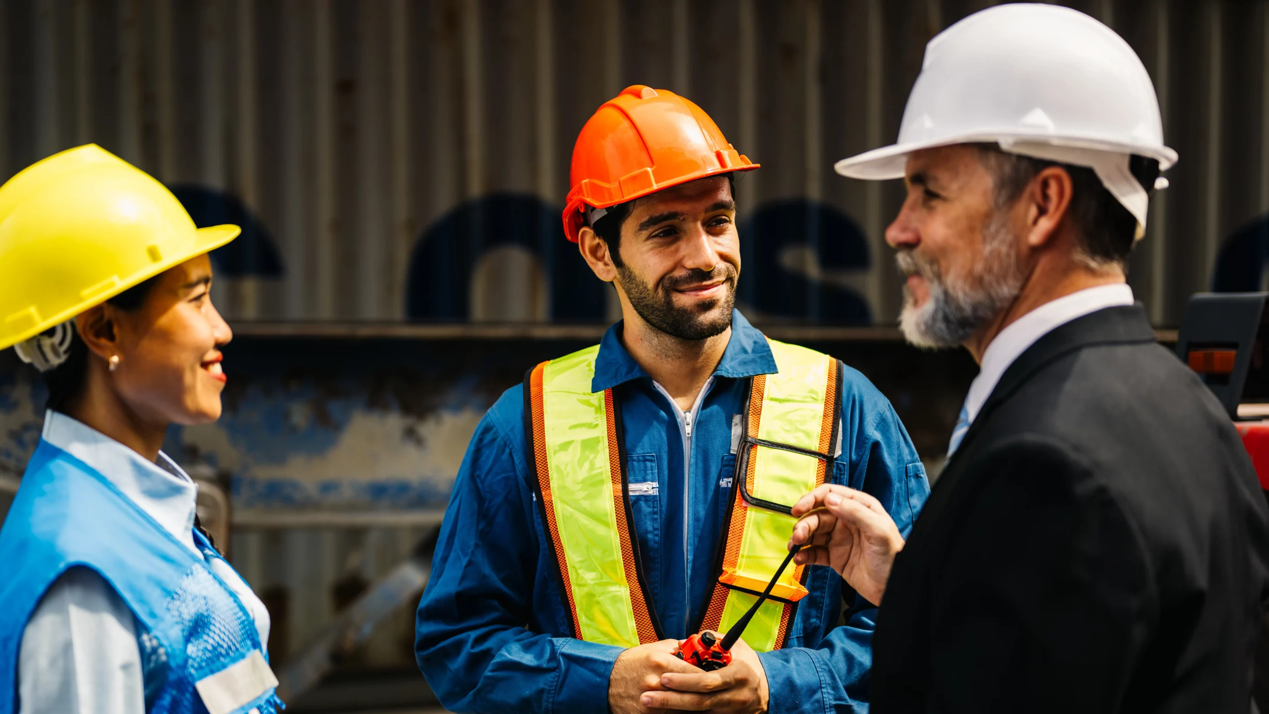 Grupo de jóvenes profesionales en fábrica. Muestra liderazgo y talento para contratar supervisor de seguridad industrial