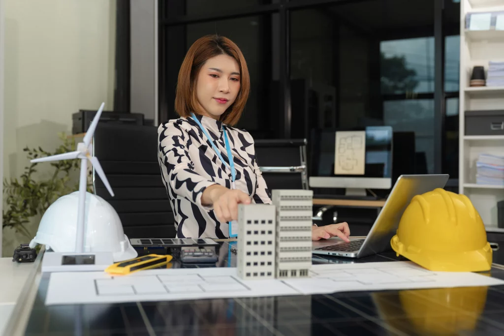 Administración de obra: cómo evitar retrasos y sobrecostos analizan el progreso para cumplir el cronograma y evitar pérdidas