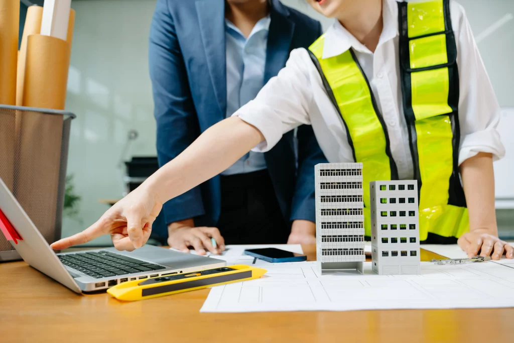 Administración de obra: cómo evitar retrasos y sobrecostos se planea el proyecto con maquetas y tecnología para el éxito