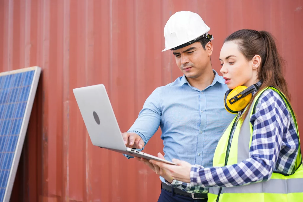 El equipo celebra los resultados del trabajo en conjunto destacando la Coordinación de proyecto en el sitio de construcción
