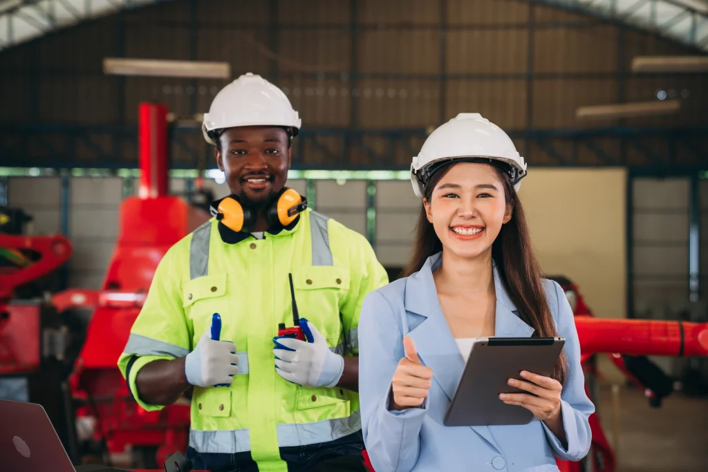Ingenieros supervisan la máquina y el avance asegurando la mejor Coordinación de proyecto en la fábrica