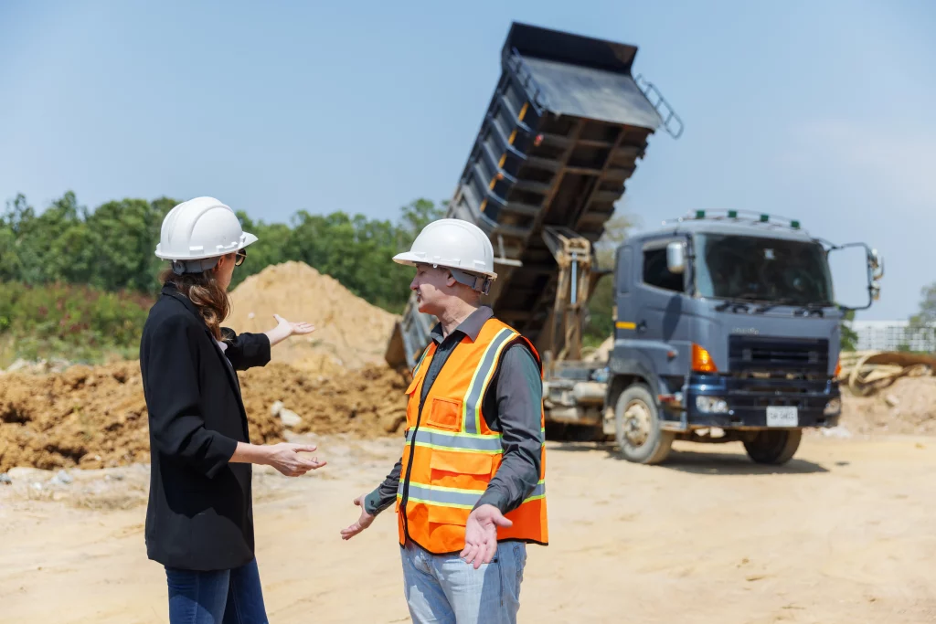 Profesionales analizan los avances y la Supervisión de construcción: 8 claves para garantizar la calidad junto al camión