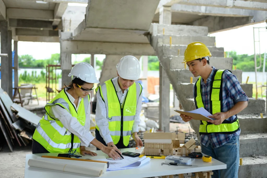 Dos profesionales revisan detalles críticos en obra. Un ejemplo de Control de obra: herramientas y mejores prácticas en 2026