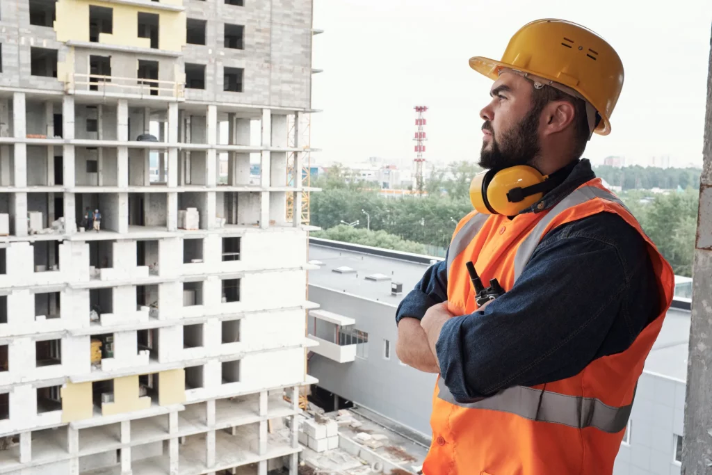 La seguridad en obras de construcción es esencial. Cumplimos con la NOM-031-STPS para proteger a todo el personal