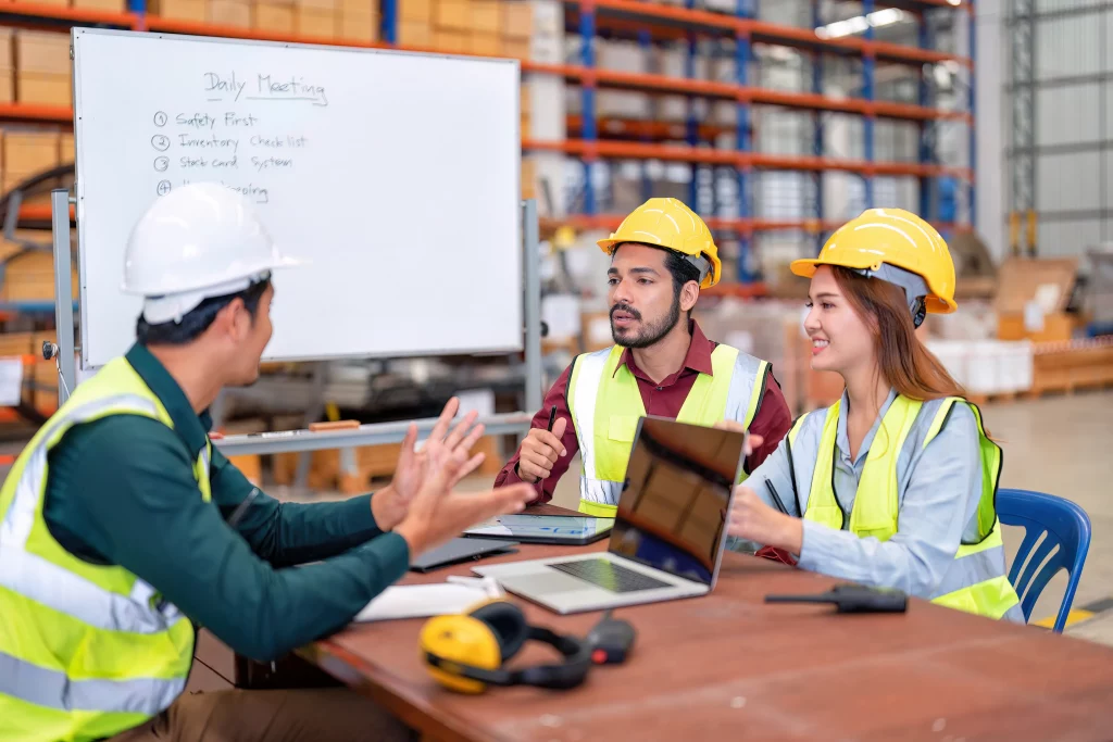 El equipo discute la Supervisión de construcción: 8 claves para garantizar la calidad y puntos de la diaria en la bodega