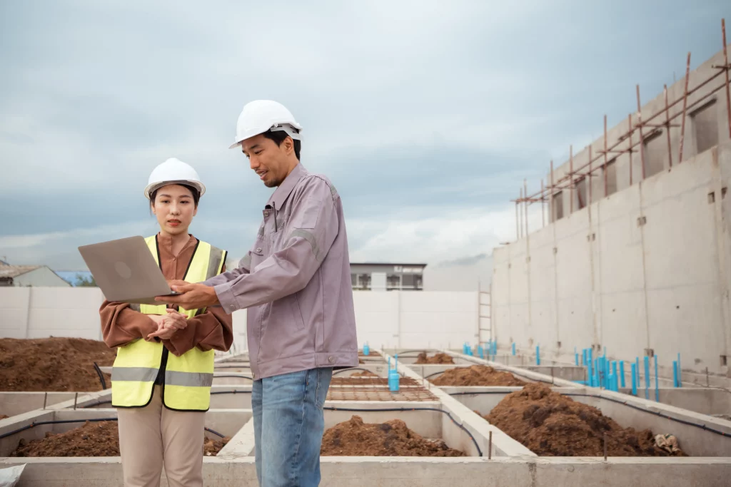 Ingenieros y arquitectos revisando avances. Es clave para el Control de obra: herramientas y mejores prácticas en 2026