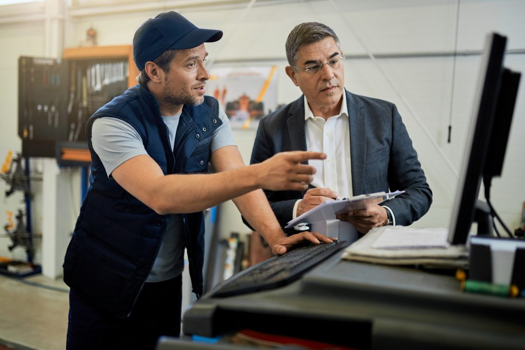 Equipo de personal técnico especializado en un proyecto industrial