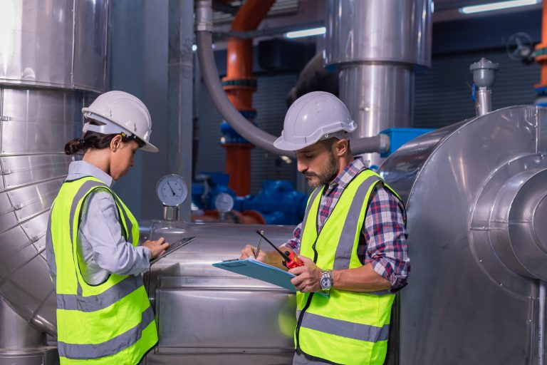 Equipo de servicios especializados In Plant durante la planeación de un proyecto